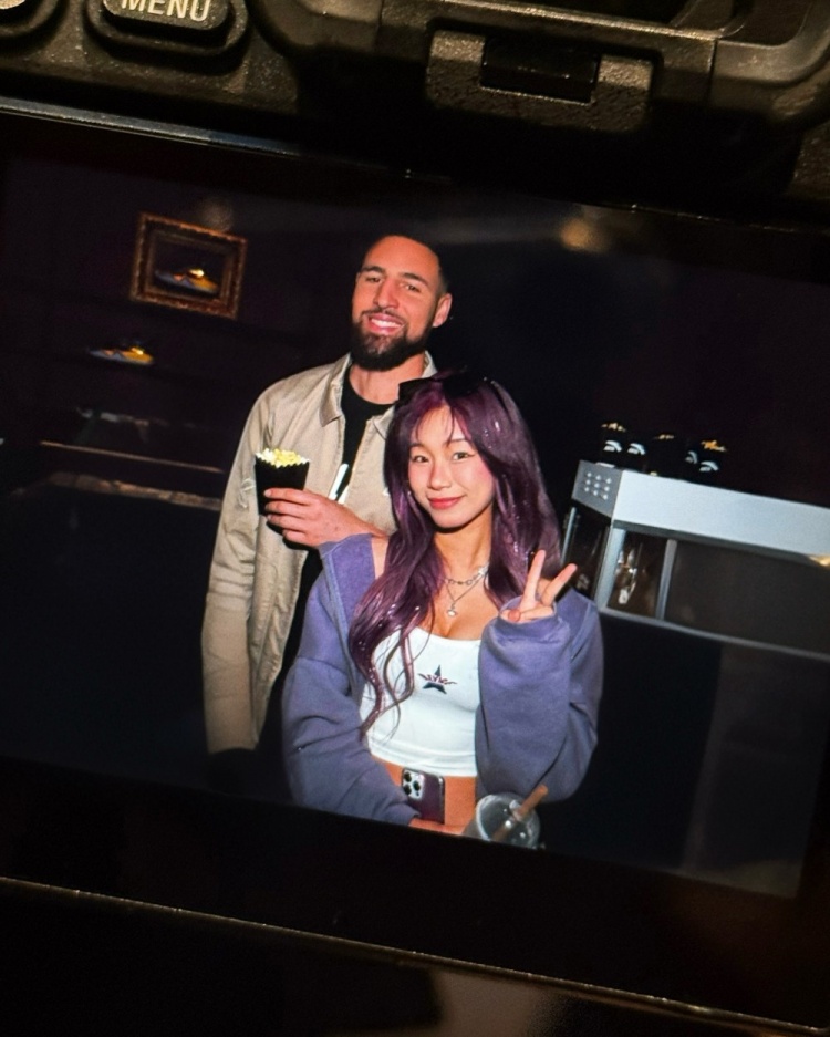 kaiyun中心-评论区炸了！美女网红晒与克莱合影 本人疑对后者分手风波不知情