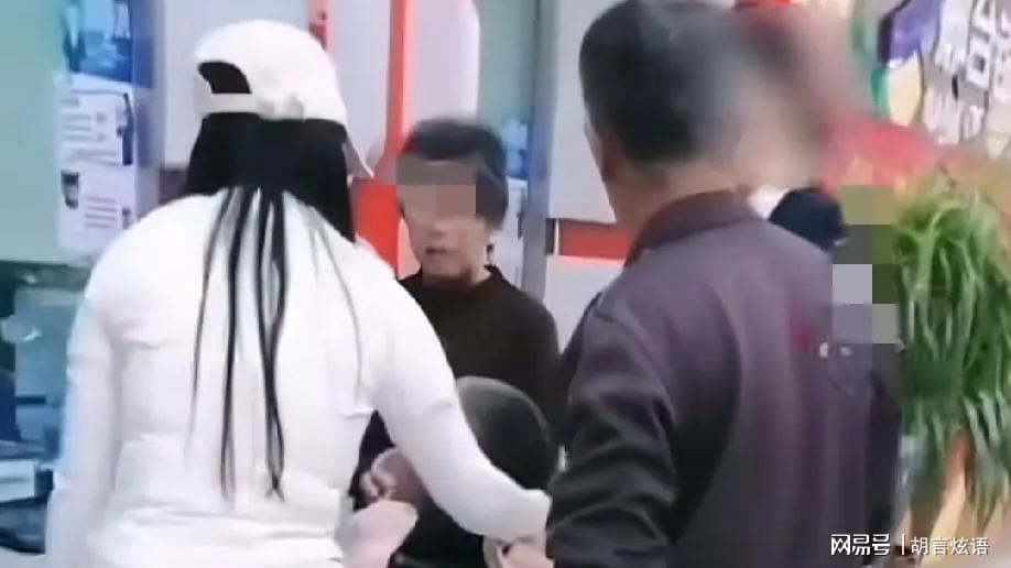 kaiyun管理-救命钱都不给取！重病男子被推到柜台，银行仍拒绝